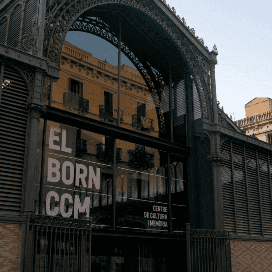 Descubre el Born con un recorrido lleno de historia y encanto.
