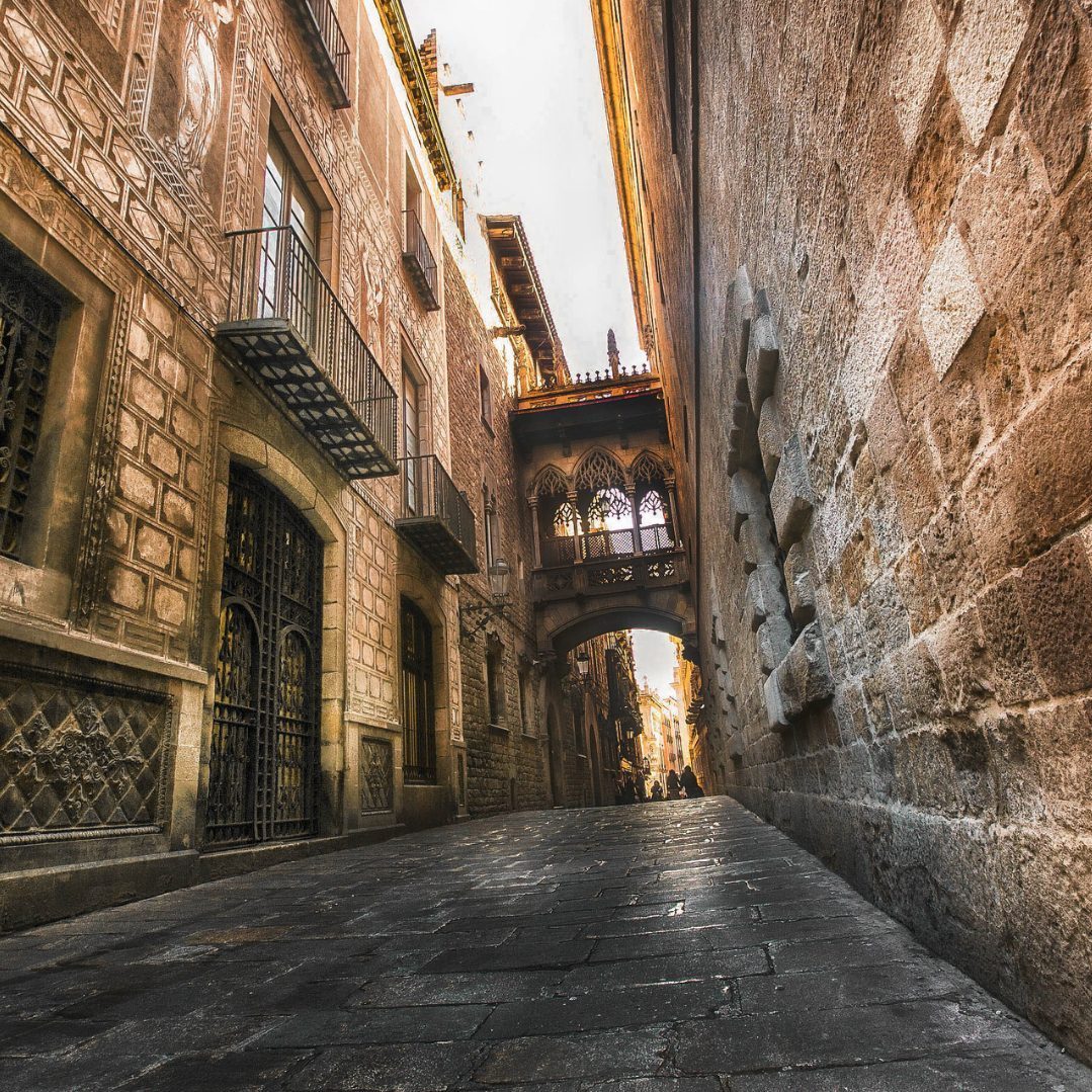 Descubre el Born con un recorrido lleno de historia y encanto.